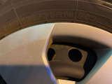 国家資格の自動車検査員も3名在籍しているので、受入/中間/完成検査と保安基準発行のすべてを自社で行います。 同時に10台作業できる広い工場で、プロの整備士が細部まで徹底的に整備します。