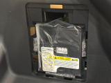 車載工具のジャッキ・タイヤレンチ・牽引フックは助手席の下,ラゲージ下にパンク応急修理キットが収納されています。