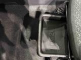 靴などが収納できる便利な助手席シートアンダートレイが付いてます