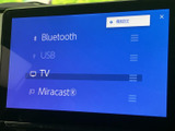 BluetoothやUSB、テレビなどの接続項目が一覧で表示され、使いたい音源を選びやすい画面です。機器設定も確認でき、日常の車内で便利に活用いただけます。