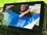 停車中には画面でテレビ番組を視聴でき、待ち時間などを車内で過ごす際にも便利です。画面が大きく映像を確認しやすいため、同乗者と一緒にくつろぐ時間にも活用できます。