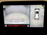 パノラミックビューモニターを装備。駐車場や交差点でクルマを真上から見るように周囲を確認できます。機能の詳細は販売店スタッフまでおたずねください。