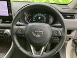 握りやすいステアリングで、快適なドライビングをサポートします。操作性も高く、スムーズな運転が可能です。