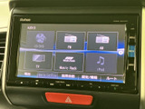 CD/DVDやラジオ、テレビ、iPodなど、選べる音源が画面上に並びます。使いたい項目を見つけやすく、気分や利用シーンに合わせた車内での音楽再生に便利です。