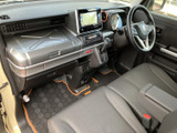 運転席からの視界は広く、運転操作もスムーズに行えます。シンプルで使いやすい操作パネルが、快適な運転をサポート。