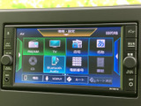 ラジオやテレビ、CD、Bluetooth Audioなど、画面から使いたい項目を選べる構成です。目的地や電話番号のメニューも備わり、日々の移動をサポートします。