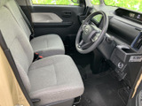 明るい色合いのシートと見通しのよい運転席まわりで、乗り込んだ際も開放感があります。足元にはゆとりが感じられ、毎日の移動を落ち着いて過ごせる空間です。