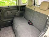 後席は座面にゆとりがあり、背もたれにはヘッドレストを備えた二人掛けの配置です。窓から外の様子を確認しやすく、ドア側にも収納スペースがあり、同乗者がくつろげる空間です。