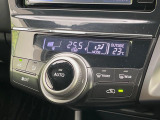 【オートエアコン】一度お好みの温度に設定すれば、車内の温度を検知し風量や温度を自動で調整。暑い&hellip;寒い&hellip;と何度もスイッチ操作をする必要はありません。快適な車内空間には必須の機能ですね♪