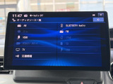 音源や交通情報などのメニューが一覧で表示され、目的の項目を選びやすい画面です。日常の移動中も、使いたいオーディオ機能を確認しながら便利に活用できます。