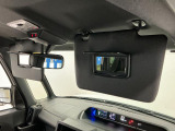 【サンバイザー】車内で身だしなみを整えるためのバニティミラーがセット。お化粧直しや髪型のチェックに活用できます。