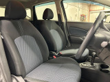 運転席まわりには十分なスペースがあり、大柄な方でもゆったり運転していただける環境です。