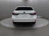 リヤコンビネーションランプは、L字型のテールランプ形状を強調したLEDを採用し、LEXUSであることを鮮やかに主張するとともに先進性を演出しています。