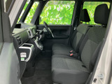 運転席からの視界が良好で、安全な運転をサポート。操作性も高く、誰でも簡単に運転できます。快適なドライビングポジションを実現しています。
