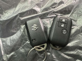 スマートキーをポケットやバッグに携帯していれば、キーを取り出すことなくドアハンドルを握り解錠、ドアハンドルのセンサーに触れるだけで施錠できます。