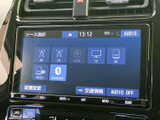 多彩な入力ソースに対応し、快適なドライブをサポート。ラジオやCD、Bluetooth接続で音楽をお楽しみいただけます。使いやすいインターフェースです。