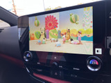 カラフルな映像が画面いっぱいに表示され、停車中のひと休みにテレビを視聴できます。お出かけ先で待ち時間を過ごす際にも活用でき、車内での時間をより楽しくしてくれる装備です。
