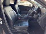 前席は身体を預けやすい形状で、運転席まわりも見渡しやすい配置です。黒を基調とした落ち着きある室内で、乗り降りの際にも座席や足元を確認しやすく、日々快適にお使いいただけます。
