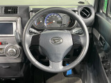 インテリアに合わせたデザインのステアリングは、運転される方のことも考え、運転しやすい形状、大きさです。是非一度、実際に触ってお確かめください。
