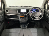 【インパネ】運転のしやすさを最優先に設計された見晴らしの良いフロントビュー。車両間隔が掴みやすく狭い道でも安心♪「安全」と「品質」を最優先に、安心してお乗りいただけるクルマを提供いたします。