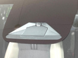 【ホンダセンシング】走行中に前方の車両等を認識し、衝突しそうな時は警報とブレーキで衝突回避と被害軽減をアシスト。より安全にドライブをお楽しみいただけます。