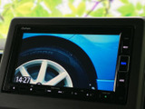 テレビや映像を楽しめる画面を備え、停車中の待ち時間にも活用できます。音源選択画面からテレビを選べるため、日常のお出かけ先でひと息つく際にも便利にお使いいただけます。