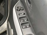 【パワーウィンドウ集中スイッチ】運転席のパワーウィンドスイッチ位置には運転以外の窓の開閉・ロック機能も付いています