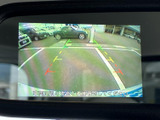 後方の状況を鮮明に映し出すモニター。運転時の安全性を高め、狭い場所での取り回しも楽になります。駐車時の安心感もひとしおです。