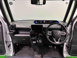 360&deg;UV&IRカット機能ガラス採用。見易い計器類と運転し易いレイアウトのドライビングポジションは、極細Aピラーの採用で視角も少なく前方&左右の見切りが良く安心して運転できます。