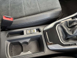 ドリンクホルダーに加え、電動パーキングブレーキとAuto Holdを装備。日常の運転にも便利な機能です。