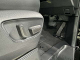 パワーシート搭載。微妙な調整が手軽にでき、ピッタリのポジションで運転することが可能です。