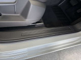 乗り降りの際に傷が付きやすいステップ部分です。目立つ大きな傷は確認できず、状態をご確認いただけます。