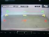 バックモニター付き。車両後方の映像が画面に表示されるので、車庫入れが苦手な人も安心です。ただし、目視確認もお忘れなくお願いいたします。
