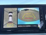 後方と車両周辺の映像を画面で確認でき、駐車時の周囲確認をサポートします。ガイド表示も備わり、車庫入れや狭い場所での取り回しに不安がある方にも便利です。