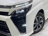 【LEDヘッドライト】悪天候や夜間走行時も良好な視界を確保し安心して運転できる高輝度LEDヘッドライトを装備!点灯速度が早く、消費電力も抑えられています。
