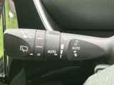雨天時でもクリアな視界を確保できるワイパーレバーです。操作も簡単で、運転中の視認性を高めます。安全なドライブをサポートする頼もしい装備です。