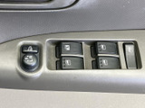 ドアミラーの調整や窓の開閉に関わるスイッチが、運転席側のドアにまとまっています。各スイッチの表示を確認しやすく、運転席から手元で操作できる便利なレイアウトです。