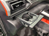 プッシュ式オートオープンカップホルダーが助手席にも装備