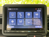 大きな画面にナビや電話、ラジオなどのメニューが並び、目的の項目を見つけやすい構成です。ホーム画面から必要な機能を選びやすく、毎日の移動をサポートします。