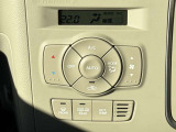 【オートエアコン】一度お好みの温度に設定すれば、車内の温度を検知し風量や温度を自動で調整。暑い&hellip;寒い&hellip;と何度もスイッチ操作をする必要はありません。快適な車内空間には必須の機能ですね♪