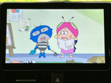 画面にはアニメーション映像が表示され、色鮮やかな内容を確認できます。停車中に映像を楽しみたい場面や、後席で過ごす時間にも活用できるモニターで、同乗者の気分転換にも便利です。