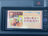 画面には文字や画像が見やすく表示され、停車中の情報確認や映像視聴に活用できます。画面まわりのボタンも並び、必要なメニューへアクセスしやすい構成です。