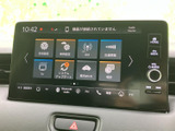 車両設定や交通情報、時計などのメニューが画面に整理され、必要な項目を見つけやすい表示です。タッチで選択できるため、日常の確認や設定変更にも便利にお使いいただけます。