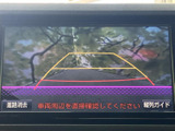 車両後方の映像とガイドラインを画面で確認でき、駐車時の周囲確認をサポートします。目安となる線を見ながら車庫入れできるため、日常の駐車にも便利です。