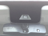 【三菱e-Assist】走行中に前方の車両等を認識し、衝突しそうな時は警報とブレーキで衝突回避と被害軽減をアシスト。より安全にドライブをお楽しみいただけます。