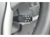 アクセルから足を離しても設定速度で走り続けてくれます。高速道路での長距離移動が楽になりますよ♪