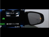 隣車線を走る車両をレーダーで検知し、ドアミラーでは確認しにくい後側方エリアに存在する車両に加え、急接近してくる車両も検知します。車両を検知するとドアミラーに搭載されたLEDインジケーターが点灯します。