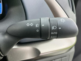 操作しやすい位置に配置されたウインカーレバーは、スムーズな車線変更をサポートします。安全運転をサポートする機能です。