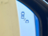 【ブラインドスポットインフォメーション】走行中、ドアミラーの死角になりやすい箇所に後続車が接近するとサイドミラー付近に警告を表示、ドライバーに注意喚起をしてくれます。