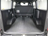 スクエアなパッケージ設計でゆとりの広さ♪バックドアも大きく開くので荷物の積み下ろしもスムーズです!!